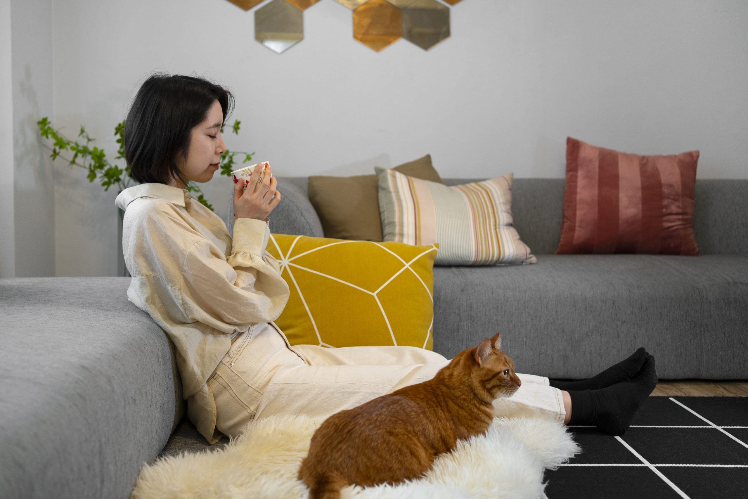 side-view-japanese-woman-with-cat